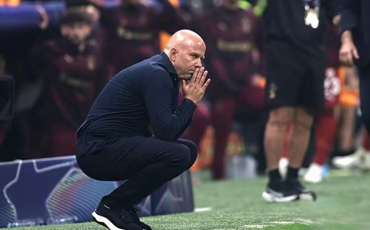 Los fichajes aleatorios del entrenador holandés Sloter han sumido al Liverpool en numerosas adversidades.